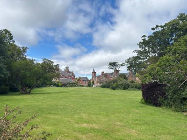 Tyninghame Malikanesi, Tyne Nehri yakınlarındaki kırmızı kumtaşı bir İskoç baroniyer, 1829 'da daha önceki ortaçağ temelleri üzerine inşa edilmiş geniş bahçelere kurulmuş.