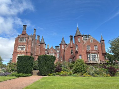 Tyninghame Malikanesi, Tyne Nehri yakınlarındaki kırmızı kumtaşı bir İskoç baroniyer, 1829 'da daha önceki ortaçağ temelleri üzerine inşa edilmiş geniş bahçelere kurulmuş.