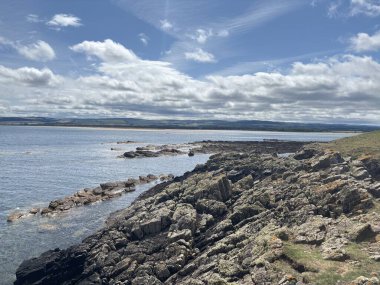 Kuzey Berwick yakınlarındaki engebeli Doğu Lothian kıyı şeridi kayalık çıkıntılar, kumlu körfezler ve Forth Firth of Forth 'taki ikonik Bass Rock ile.