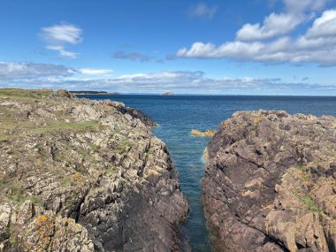 Kuzey Berwick yakınlarındaki engebeli Doğu Lothian kıyı şeridi kayalık çıkıntılar, kumlu körfezler ve Forth Firth of Forth 'taki ikonik Bass Rock ile.