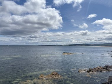 Kuzey Berwick yakınlarındaki engebeli Doğu Lothian kıyı şeridi kayalık çıkıntılar, kumlu körfezler ve Forth Firth of Forth 'taki ikonik Bass Rock ile.