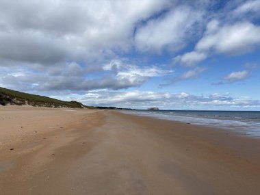 Kuzey Berwick yakınlarındaki engebeli Doğu Lothian kıyı şeridi kayalık çıkıntılar, kumlu körfezler ve Forth Firth of Forth 'taki ikonik Bass Rock ile.