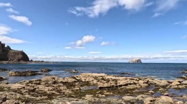 Seacliff ve Ravensheugh Kumları 'ndaki kumlu plajlı Car Rocks ve Sccoughall Kayalıkları' ndaki engebeli kıyı şeridi, İskoçya 'nın vahşi kıyılarının dramatik uçurumları ve sakin kıyılarını gözler önüne seriyor.