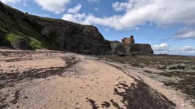 Seacliff ve Ravensheugh Kumları 'ndaki kumlu plajlı Car Rocks ve Sccoughall Kayalıkları' ndaki engebeli kıyı şeridi, İskoçya 'nın vahşi kıyılarının dramatik uçurumları ve sakin kıyılarını gözler önüne seriyor.