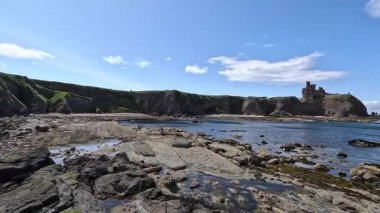 Seacliff ve Ravensheugh Kumları 'ndaki kumlu plajlı Car Rocks ve Sccoughall Kayalıkları' ndaki engebeli kıyı şeridi, İskoçya 'nın vahşi kıyılarının dramatik uçurumları ve sakin kıyılarını gözler önüne seriyor.