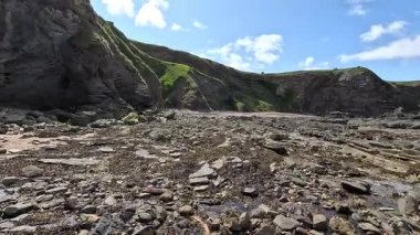 Seacliff ve Ravensheugh Kumları 'ndaki kumlu plajlı Car Rocks ve Sccoughall Kayalıkları' ndaki engebeli kıyı şeridi, İskoçya 'nın vahşi kıyılarının dramatik uçurumları ve sakin kıyılarını gözler önüne seriyor.