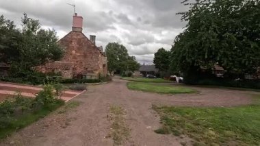 Doğu Lothian 'daki Tyninghame köyünde yürümek, antika sokakları, geleneksel binaları ve huzurlu kırsal yaşamı yakalamak.