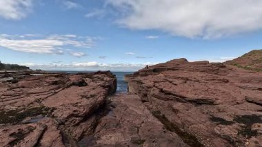 İskoçya 'daki Gegan Kayası' nda terk edilmiş en küçük liman. İçinde yıpranmış taş duvarlar ve sakin kıyı suları var.