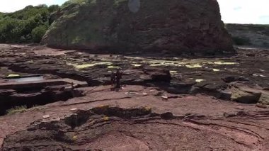 İskoçya 'daki Gegan Kayası' nda terk edilmiş en küçük liman. İçinde yıpranmış taş duvarlar ve sakin kıyı suları var.