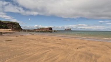 Seacliff ve Ravensheugh Kumları 'ndaki kumlu plajlı Car Rocks ve Sccoughall Kayalıkları' ndaki engebeli kıyı şeridi, İskoçya 'nın vahşi kıyılarının dramatik uçurumları ve sakin kıyılarını gözler önüne seriyor.