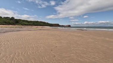 Seacliff ve Ravensheugh Kumları 'ndaki kumlu plajlı Car Rocks ve Sccoughall Kayalıkları' ndaki engebeli kıyı şeridi, İskoçya 'nın vahşi kıyılarının dramatik uçurumları ve sakin kıyılarını gözler önüne seriyor.