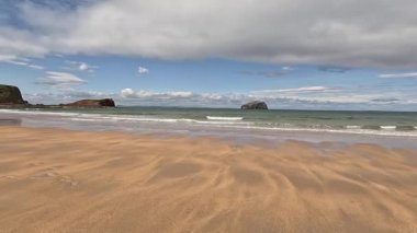 Seacliff ve Ravensheugh Kumları 'ndaki kumlu plajlı Car Rocks ve Sccoughall Kayalıkları' ndaki engebeli kıyı şeridi, İskoçya 'nın vahşi kıyılarının dramatik uçurumları ve sakin kıyılarını gözler önüne seriyor.