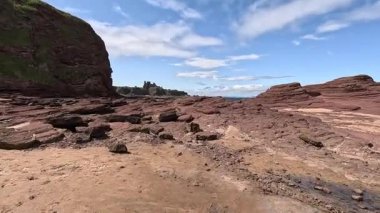 Seacliff ve Ravensheugh Kumları 'ndaki kumlu plajlı Car Rocks ve Sccoughall Kayalıkları' ndaki engebeli kıyı şeridi, İskoçya 'nın vahşi kıyılarının dramatik uçurumları ve sakin kıyılarını gözler önüne seriyor.