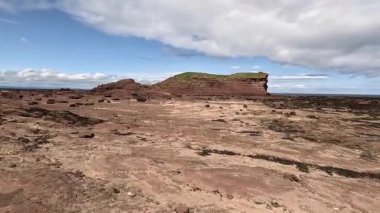 Seacliff ve Ravensheugh Kumları 'ndaki kumlu plajlı Car Rocks ve Sccoughall Kayalıkları' ndaki engebeli kıyı şeridi, İskoçya 'nın vahşi kıyılarının dramatik uçurumları ve sakin kıyılarını gözler önüne seriyor.