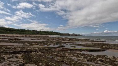 Seacliff ve Ravensheugh Kumları 'ndaki kumlu plajlı Car Rocks ve Sccoughall Kayalıkları' ndaki engebeli kıyı şeridi, İskoçya 'nın vahşi kıyılarının dramatik uçurumları ve sakin kıyılarını gözler önüne seriyor.