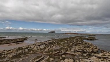 Seacliff ve Ravensheugh Kumları 'ndaki kumlu plajlı Car Rocks ve Sccoughall Kayalıkları' ndaki engebeli kıyı şeridi, İskoçya 'nın vahşi kıyılarının dramatik uçurumları ve sakin kıyılarını gözler önüne seriyor.