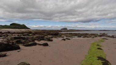 Seacliff ve Ravensheugh Kumları 'ndaki kumlu plajlı Car Rocks ve Sccoughall Kayalıkları' ndaki engebeli kıyı şeridi, İskoçya 'nın vahşi kıyılarının dramatik uçurumları ve sakin kıyılarını gözler önüne seriyor.