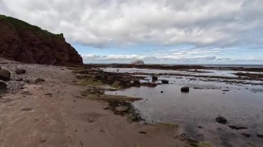 Seacliff ve Ravensheugh Kumları 'ndaki kumlu plajlı Car Rocks ve Sccoughall Kayalıkları' ndaki engebeli kıyı şeridi, İskoçya 'nın vahşi kıyılarının dramatik uçurumları ve sakin kıyılarını gözler önüne seriyor.