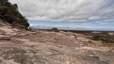 Seacliff ve Ravensheugh Kumları 'ndaki kumlu plajlı Car Rocks ve Sccoughall Kayalıkları' ndaki engebeli kıyı şeridi, İskoçya 'nın vahşi kıyılarının dramatik uçurumları ve sakin kıyılarını gözler önüne seriyor.