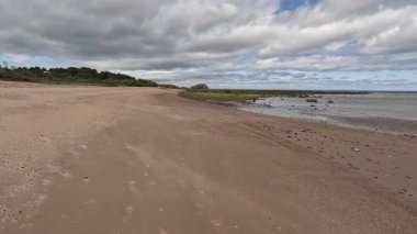 Seacliff ve Ravensheugh Kumları 'ndaki kumlu plajlı Car Rocks ve Sccoughall Kayalıkları' ndaki engebeli kıyı şeridi, İskoçya 'nın vahşi kıyılarının dramatik uçurumları ve sakin kıyılarını gözler önüne seriyor.