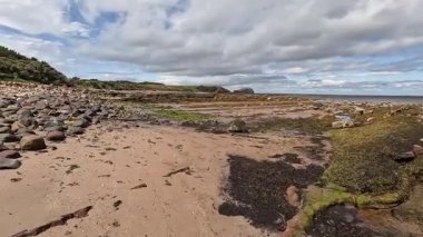 Seacliff ve Ravensheugh Kumları 'ndaki kumlu plajlı Car Rocks ve Sccoughall Kayalıkları' ndaki engebeli kıyı şeridi, İskoçya 'nın vahşi kıyılarının dramatik uçurumları ve sakin kıyılarını gözler önüne seriyor.