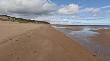 Doğu Lothian 'daki Ravensheugh Kumsalı' nda yürümek kumlu kıyıları, yumuşak dalgaları ve yaz gökyüzünün altındaki kıyı manzarasını gözler önüne sermek.