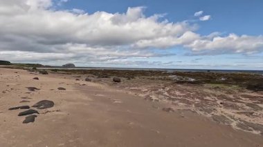 Doğu Lothian 'daki Ravensheugh Kumsalı' nda yürümek kumlu kıyıları, yumuşak dalgaları ve yaz gökyüzünün altındaki kıyı manzarasını gözler önüne sermek.