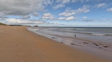 Doğu Lothian 'daki Ravensheugh Kumsalı' nda yürümek kumlu kıyıları, yumuşak dalgaları ve yaz gökyüzünün altındaki kıyı manzarasını gözler önüne sermek.