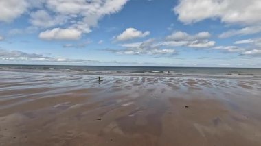 Doğu Lothian 'daki Ravensheugh Kumsalı' nda yürümek kumlu kıyıları, yumuşak dalgaları ve yaz gökyüzünün altındaki kıyı manzarasını gözler önüne sermek.