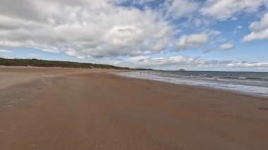 Doğu Lothian 'daki Ravensheugh Kumsalı' nda yürümek kumlu kıyıları, yumuşak dalgaları ve yaz gökyüzünün altındaki kıyı manzarasını gözler önüne sermek.