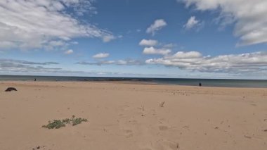 Doğu Lothian 'daki Ravensheugh Kumsalı' nda yürümek kumlu kıyıları, yumuşak dalgaları ve yaz gökyüzünün altındaki kıyı manzarasını gözler önüne sermek..