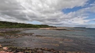 Doğu Lothian 'daki Ravensheugh Kumsalı' nda yürümek kumlu kıyıları, yumuşak dalgaları ve yaz gökyüzünün altındaki kıyı manzarasını gözler önüne sermek..