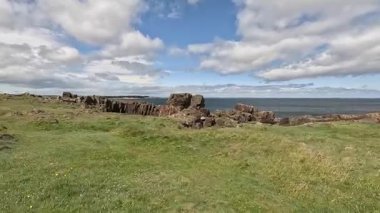 Doğu Lothian kıyısındaki kayalık çıkıntıyı yürüyerek geçmek, deniz kenarındaki antik kairn ve volkanik kaya oluşumlarını gözler önüne seriyor..