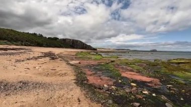 Doğu Lothian 'daki Ravensheugh Kumsalı' nda yürümek kumlu kıyıları, yumuşak dalgaları ve yaz gökyüzünün altındaki kıyı manzarasını gözler önüne sermek..
