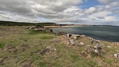 Doğu Lothian kıyısındaki St. Baldrick 's Cradle olarak bilinen kayalık çıkıntıyı geçerken dramatik uçurumlar, deniz ve antik volkanik oluşumlar görülür..
