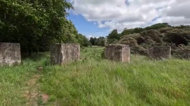 Doğu Lothian 'daki 2. Dünya Savaşı tank tuzaklarını geçmek, savaş zamanı kıyı istilası hazırlıklarından kalma tarihi beton savunmaları ortaya çıkarmak..