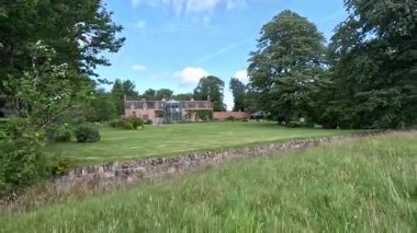 Doğu Lothian 'daki Tyninghame Evi' nin önünden geçmek, sakin bir yaz aylarında tarihi mimariyi ve bahçeleri yakalamak.