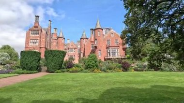 Doğu Lothian 'daki Tyninghame Evi' nin önünden geçmek, sakin bir yaz aylarında tarihi mimariyi ve bahçeleri yakalamak.