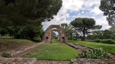 Doğu Lothian 'daki Tyninghame Evi yakınlarındaki St. Baldred kilisesi harabesi, tarihi taşların sakin bir kırsal alanda durduğunu gösteriyor.