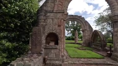 Doğu Lothian 'daki Tyninghame Evi yakınlarındaki St. Baldred kilisesi harabesi, tarihi taşların sakin bir kırsal alanda durduğunu gösteriyor.