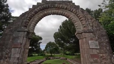 Doğu Lothian 'daki Tyninghame Evi yakınlarındaki St. Baldred kilisesi harabesi, tarihi taşların sakin bir kırsal alanda durduğunu gösteriyor.
