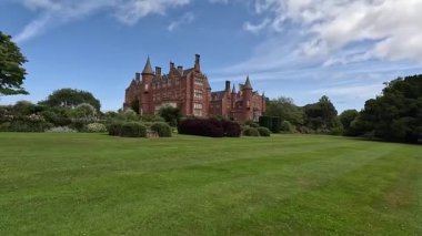 Doğu Lothian 'daki Tyninghame Evi' nin önünden geçmek, sakin bir yaz aylarında tarihi mimariyi ve bahçeleri yakalamak.