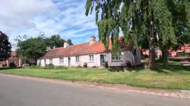 Doğu Lothian 'daki Tyninghame köyünde yürümek, antika sokakları, geleneksel binaları ve huzurlu kırsal yaşamı yakalamak.