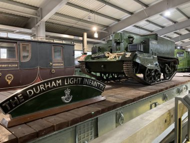 Locomotion Müzesi, Shildon 'da klasik buhar ve dizel lokomotifler, kapalı alanda ve gösteri pistinde çekilmiş..