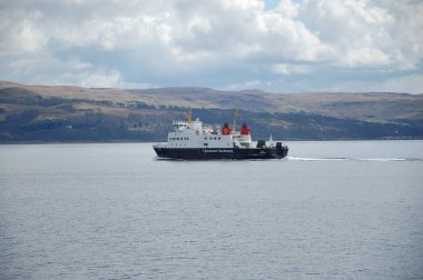 Bute Adası 'ndaki Rothesay çevresindeki sahnelerde kıyı kasabası, kale, bahçeler, Viktorya dönemi mimarisi ve feribot bağlantıları yer alıyor..