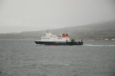 Bute Adası 'ndaki Rothesay çevresindeki sahnelerde kıyı kasabası, kale, bahçeler, Viktorya dönemi mimarisi ve feribot bağlantıları yer alıyor..
