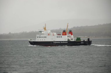 Bute Adası 'ndaki Rothesay çevresindeki sahnelerde kıyı kasabası, kale, bahçeler, Viktorya dönemi mimarisi ve feribot bağlantıları yer alıyor..