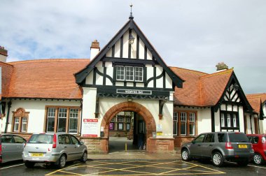 Wemyss Körfezi tren istasyonunun mimari harikası, cam çatılı salonu, eğri platformları, saat kulesi ve feribot bağlantısıyla atmosferik detaylarıyla yakalandı..