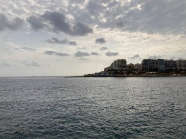 Vallettas 'ın panoramik yaz manzaraları. Tarihi mimari ve hareketli sokaklar açık gökyüzü altında yakalandı..