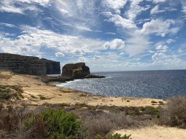 Engebeli kireçtaşı kayalıkları, canlı deniz manzarası ve Akdeniz ışığı altında canlı kıyı dokuları olan dramatik ve güzel kıyı sahneleri..